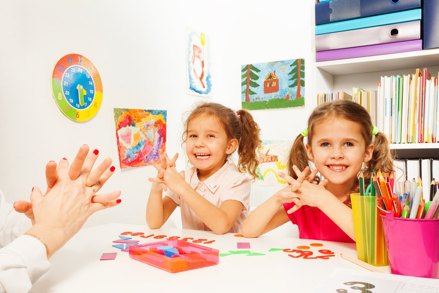 Alle 4- bis 5-jährigen Kinder werdenim Kindergarten von einem logopädischen Screening erfasst / Clipdealer/ Barmherzige Brüder Zwei Mädchen beim Spielen