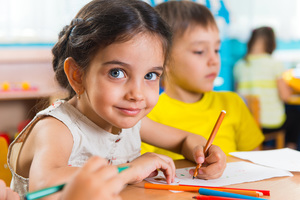 Gerade Kinder mit erhöhten Sprachförderbedarf profitieren  von der Sprachbildung des päd. Alltags als auch von der spez. Sprachförderung in der Kleingruppe  / Clipdealer/ Barmherzige Brüder Junges Mädchen zeichnet.